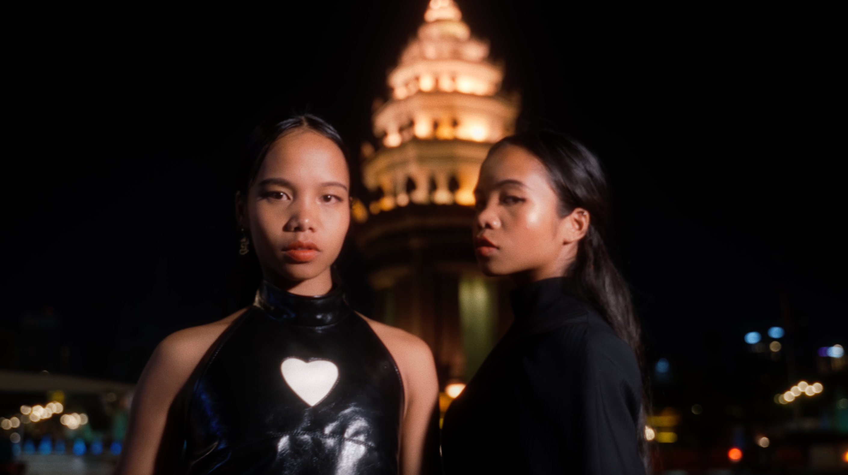 Charger la vidéo : Video Revivre Studio Tevoa Monument de l&#39;indépendance Phnom Penh Cambodge avec les Twins Provost