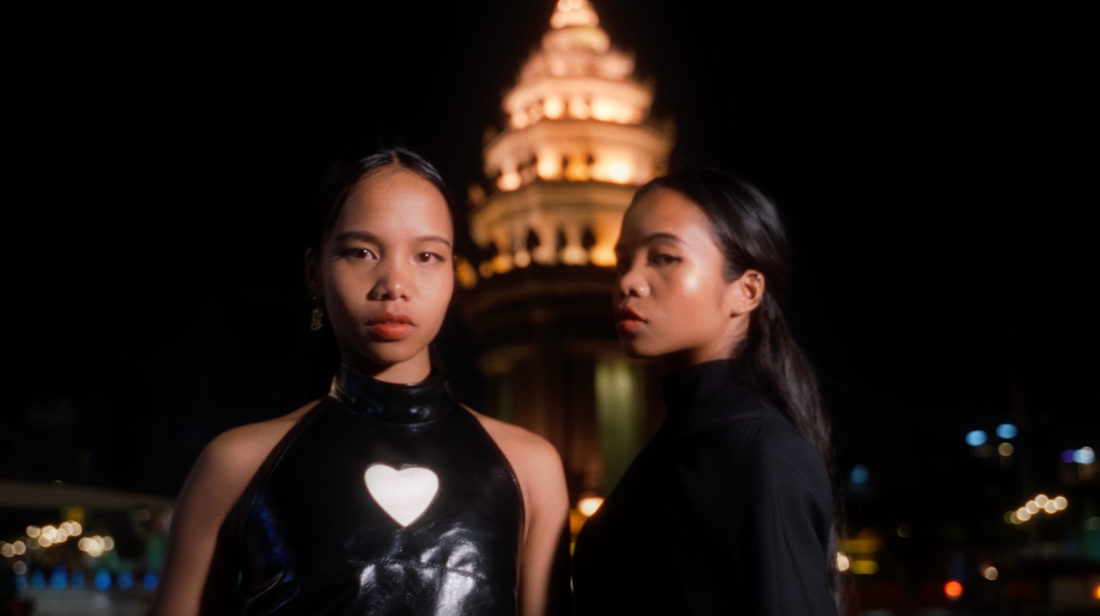 Video Revivre Studio Tevoa Monument de l'indépendance Phnom Penh Cambodge avec les Twins Provost